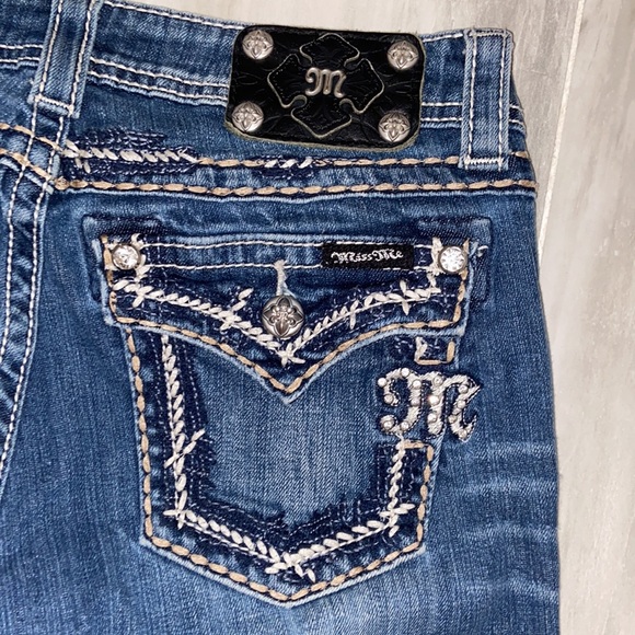 Miss Me Cropped & Manufacturer Distressed, Style: JE5835C, 29x24, EUC, $148 MSRP - Picture 9 of 12